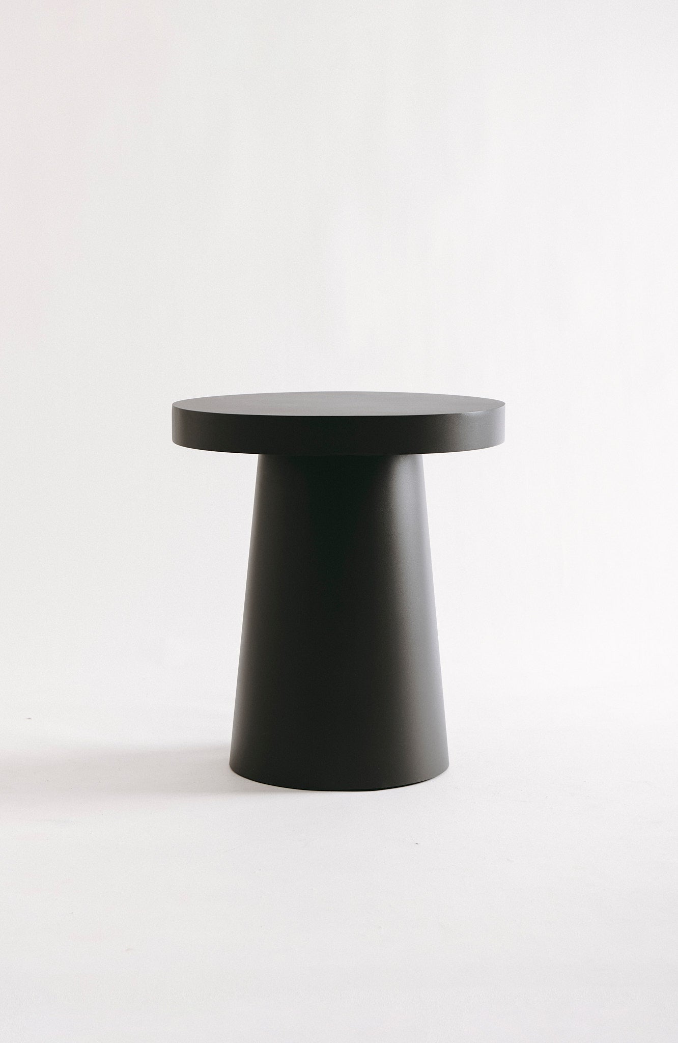 Mesa de exterior gris oscuro